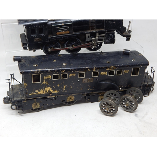 392 - A Collection of Vintage O Gauge Clockwork Train Engines & a Carriage