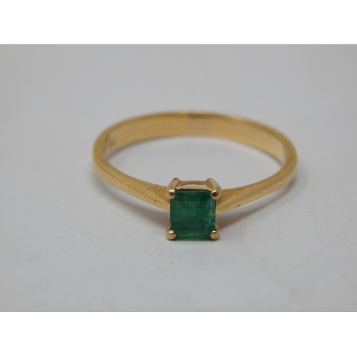 18ct Gold Emerald Ring: Size N: Gross weight 2.19g