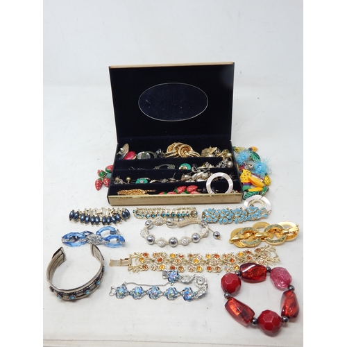 113 - A Large Quantity of Vintage Costume Jewellery (lot)