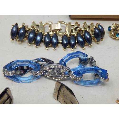 113 - A Large Quantity of Vintage Costume Jewellery (lot)