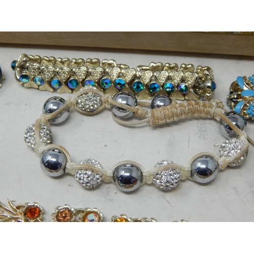 113 - A Large Quantity of Vintage Costume Jewellery (lot)