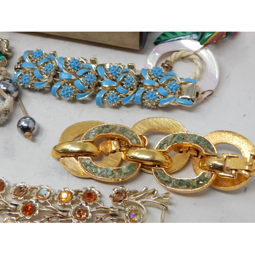 113 - A Large Quantity of Vintage Costume Jewellery (lot)