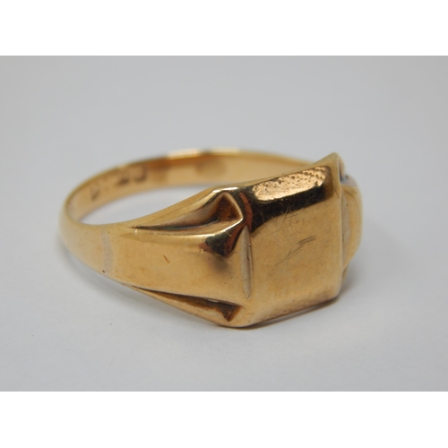 103 - Gentleman's 9ct Gold Signet Ring: Size T: Weight 4.72g