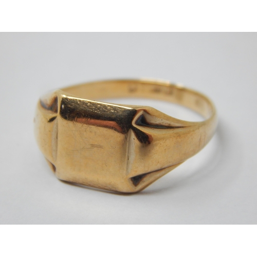 103 - Gentleman's 9ct Gold Signet Ring: Size T: Weight 4.72g