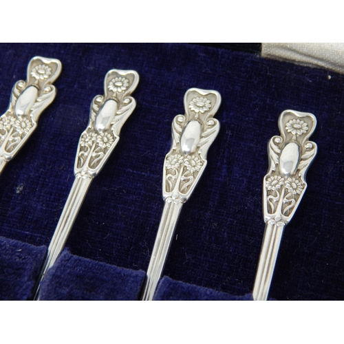 132 - A Set of 6 Art Nouveau Silver Tea Spoons with Stylised Foliate Terminals: Hallmarked Birmingham 1911... 