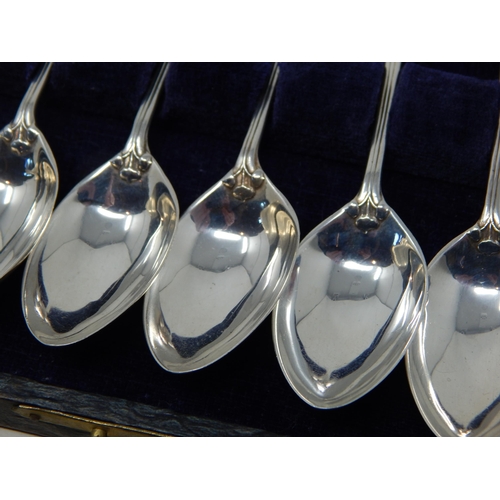 132 - A Set of 6 Art Nouveau Silver Tea Spoons with Stylised Foliate Terminals: Hallmarked Birmingham 1911... 