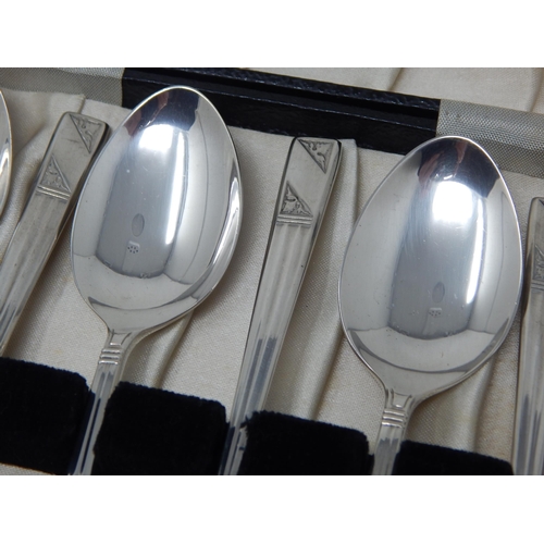 135 - A Set of 6 Heavy Silver Tea Spoons: Hallmarked Sheffield 1960 by Emile Viner: Length 13.5cm: Weight ... 