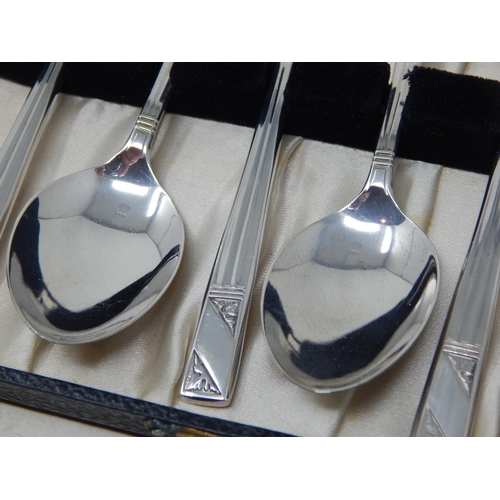 135 - A Set of 6 Heavy Silver Tea Spoons: Hallmarked Sheffield 1960 by Emile Viner: Length 13.5cm: Weight ... 