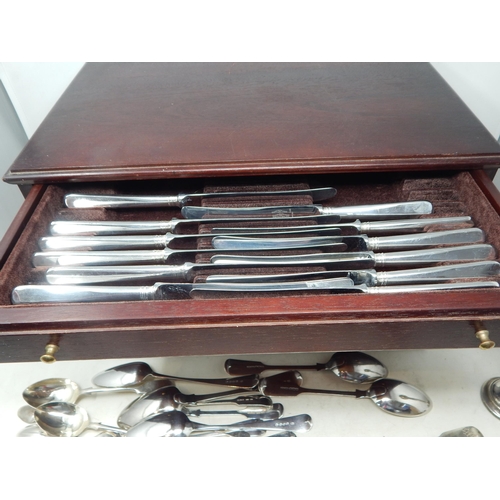 188 - A Quantity of Georgian & Later Hallmarked Silver Flatware, various dates & makers: Weight 39oz (1214... 