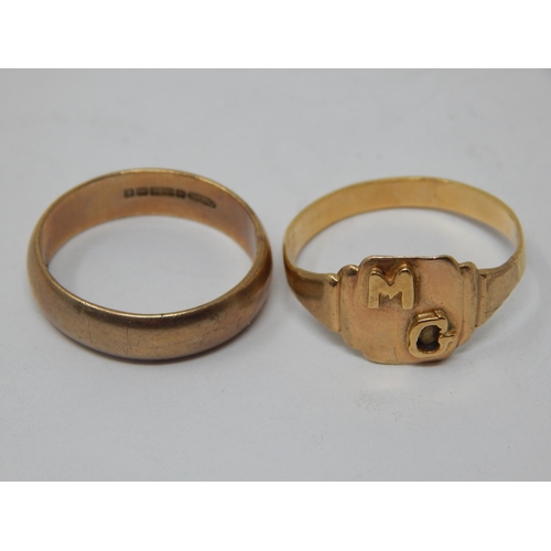 230 - 9ct Gold Wedding Band Size R together with a 9ct Gold Signet Ring Size V: Weight 8.54g