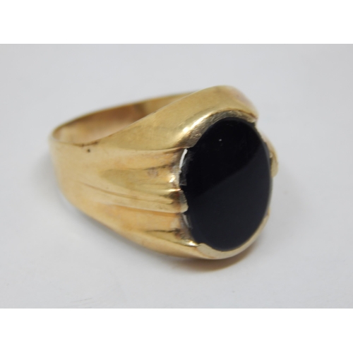 231 - 14ct Gold Signet Ring: Size V: Gross weight 10.12g