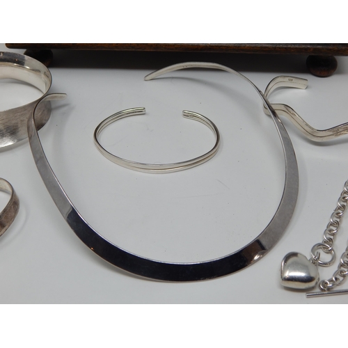 275K - A Quantity of Sterling Silver Jewellery (110g) contained in an antique wooden musical jewellery box