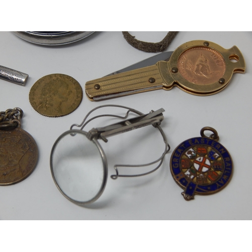 400M - A Quantity of Items Including Military, Misers Purse, Pocket Watch, Pipes, Brooches, Badges etc (lot... 