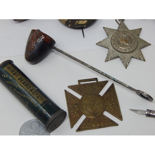 400M - A Quantity of Items Including Military, Misers Purse, Pocket Watch, Pipes, Brooches, Badges etc (lot... 