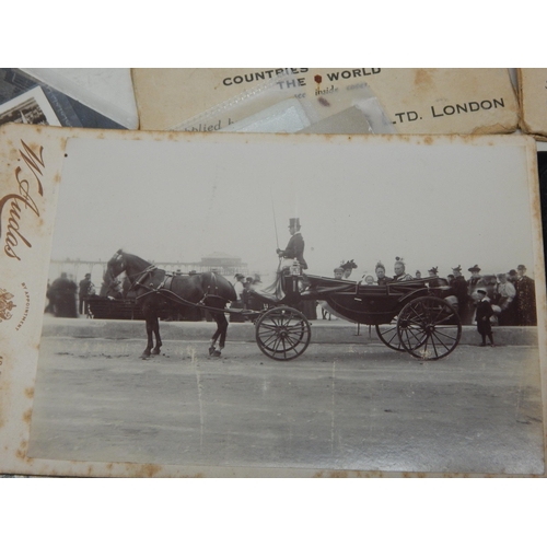 400U - A Stereoscope Viewer & Slides together with a quantity of postcards, photographs etc