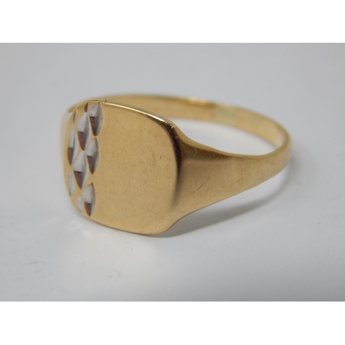 154 - 9ct Gold Signet Ring: Size V: Weight 2.36g