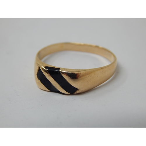 160 - 14ct Gold Ring: Size N/O: Weight 2.44g