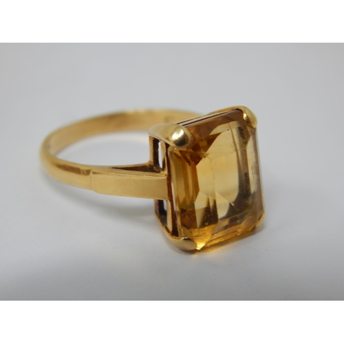 175 - 18ct Gold Citrine Set Ring: Size O: Gross weight 4.44g