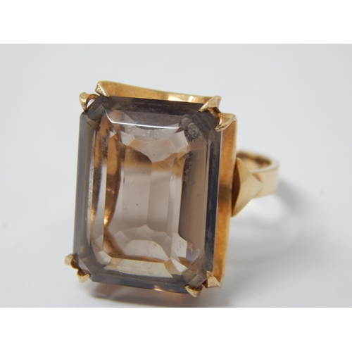 179 - 9ct Gold Smoky Quartz Ring: Size N: Gross weight 7.56g