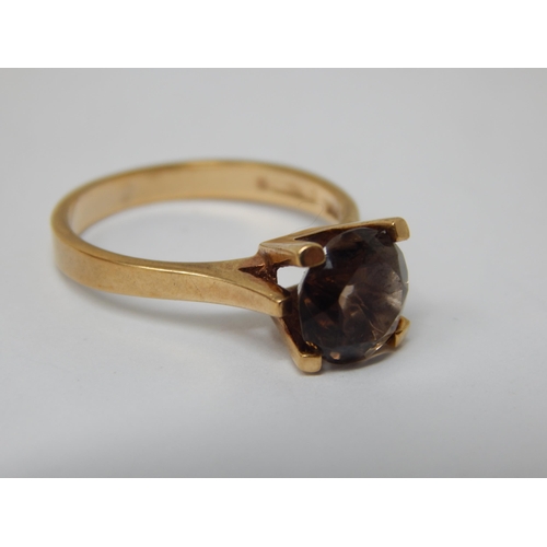 194 - 9ct Gold Smoky Quartz Ring: Size M: Gross weight 2.86g