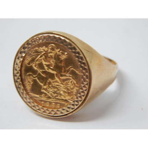 210 - 1982 Gold Half Sovereign Ring: Weight 8.6g