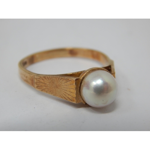 214 - 9ct Gold Pearl Set Ring: Size N: Gross weight 3.08g