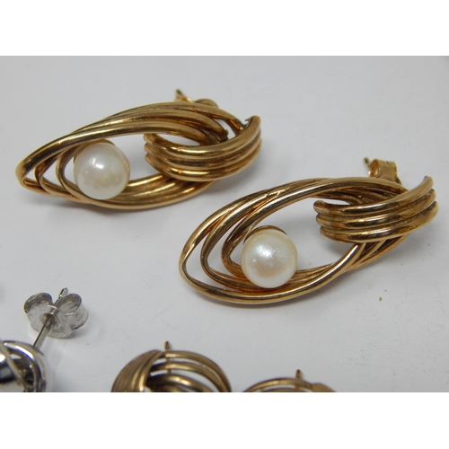 219 - 6 x Pairs of 9ct Gold Earrings: Weight 9.60g