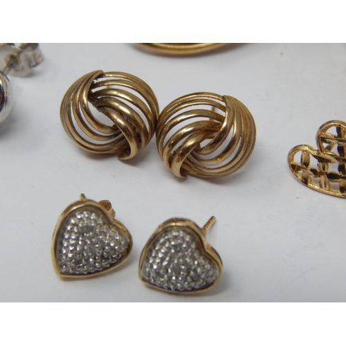 219 - 6 x Pairs of 9ct Gold Earrings: Weight 9.60g