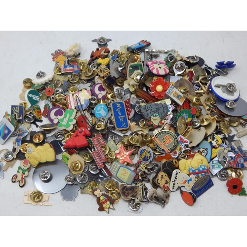 470 - Huge Quantity of Pin Badges (lot)