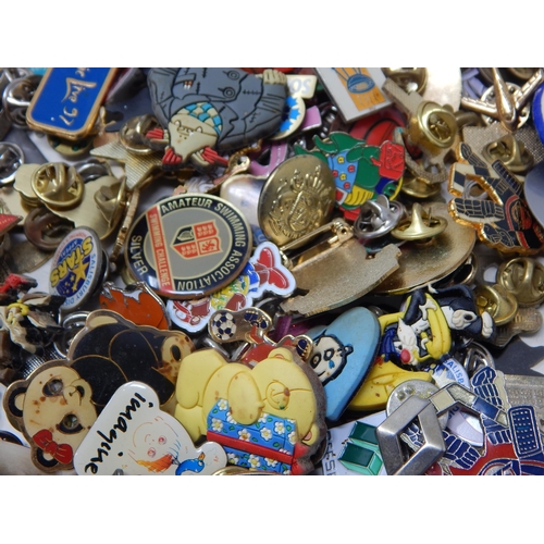 470 - Huge Quantity of Pin Badges (lot)