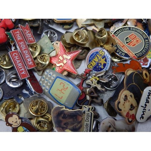 470 - Huge Quantity of Pin Badges (lot)