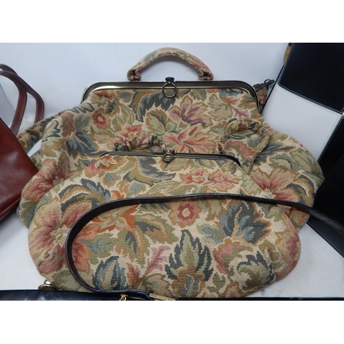 476 - A Collection of Vintage Handbags (7)