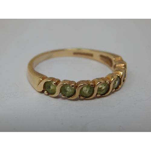 251 - 9ct Gold Peridot Set Ring: Size 1.88g: Size L: Gross weight 1.88g