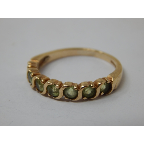 251 - 9ct Gold Peridot Set Ring: Size 1.88g: Size L: Gross weight 1.88g