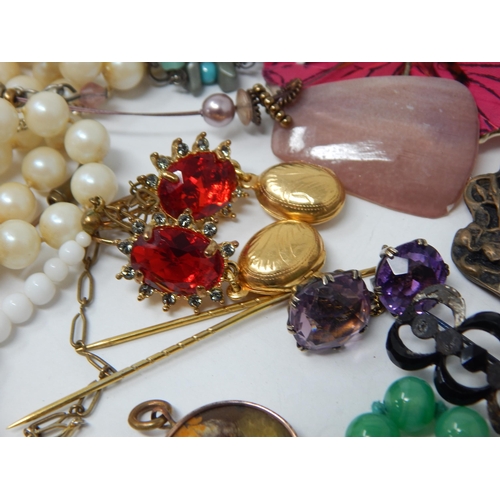 220 - A Quantity of Vintage Costume Jewellery