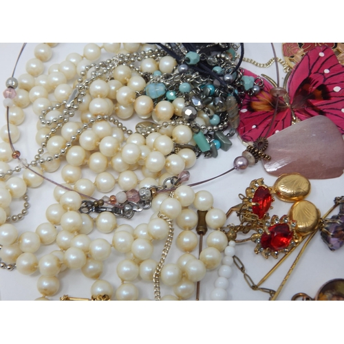 220 - A Quantity of Vintage Costume Jewellery