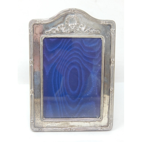 109 - Silver Photograph Frame with Easel Back: Hallmarked London 1987 by Ari Norman: Measuring 13cm x 8.8c... 