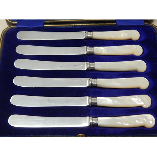 141 - A Set of Silver Bladed Knives with Mother of Pearl Handles in Fitted Case: Hallmarked Sheffield 1912... 