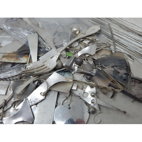 252 - A Quantity of Scrap Silver. Weight 830g