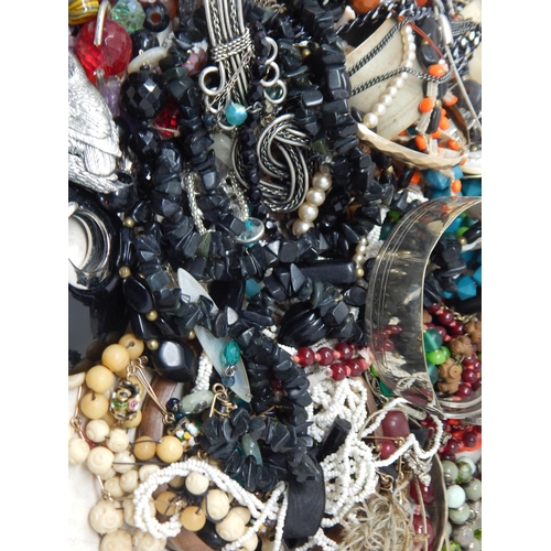 255 - A Large Quantity of Good Vintage Costume Jewellery