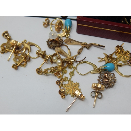 259 - A Quantity of Yellow Metal Items etc