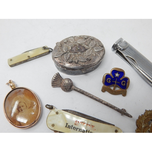 5 - 9ct Gold Vintage Locket, Silver Thistle Brooch, Badges, Low Grade Silver Box, 3x Fruit Knives.