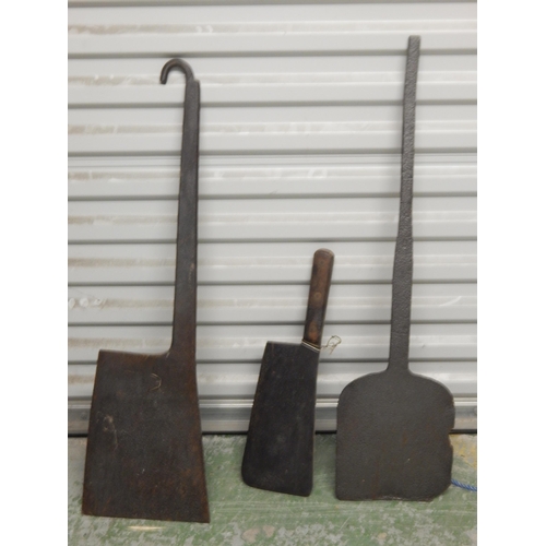 466 - 19th Century Oversized Cleaver 80cm together with a smaller cleaver 46cm & a cast iron bread oven sh... 