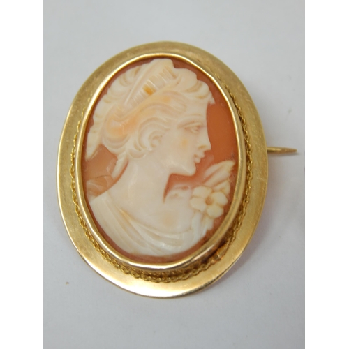 61 - 18ct Gold Cameo Brooch together with a smaller 9ct Gold Cameo Brooch. Gross weight 10.6g