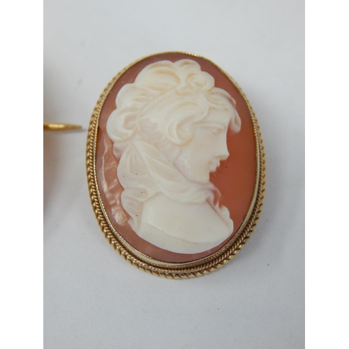 61 - 18ct Gold Cameo Brooch together with a smaller 9ct Gold Cameo Brooch. Gross weight 10.6g