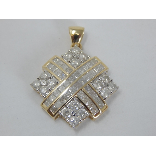 263 - Gold & Diamond Pendant. Total Diamond weight 3.00cts, Colour G-H, gross weight 4.62g