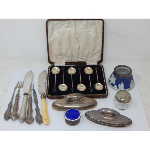 120 - A Set of Art Deco Silver Coffee Spoons with Bean Finials In Fitted Case: Hallmarked Birmingham 1930 ... 