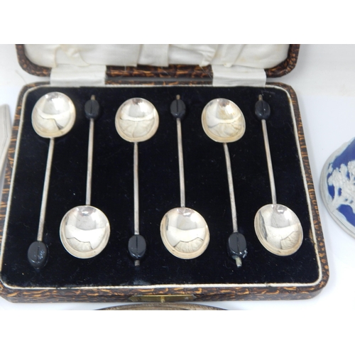 120 - A Set of Art Deco Silver Coffee Spoons with Bean Finials In Fitted Case: Hallmarked Birmingham 1930 ... 