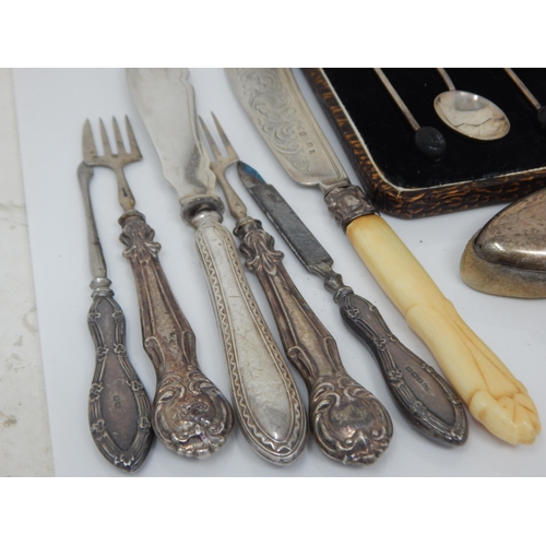 120 - A Set of Art Deco Silver Coffee Spoons with Bean Finials In Fitted Case: Hallmarked Birmingham 1930 ... 