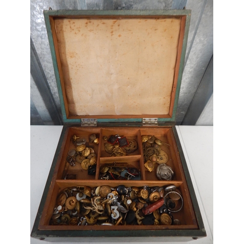 984 - WWI/WII Badges, Buttons etc contained in a wooden box.